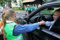 Dětřichovští školáci potěšili vzorné řidiče, dodržující nejvyšší povolenou rychlost v obci, vlastnoručně namalovaným obrázkem usměvavého autíčka.