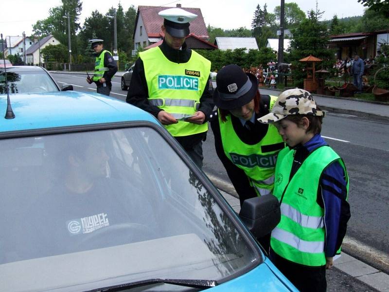 Dětřichovští školáci potěšili vzorné řidiče, dodržující nejvyšší povolenou rychlost v obci, vlastnoručně namalovaným obrázkem usměvavého autíčka.