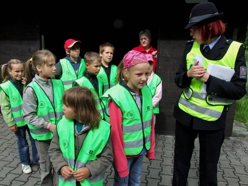 Dětřichovští školáci potěšili vzorné řidiče, dodržující nejvyšší povolenou rychlost v obci, vlastnoručně namalovaným obrázkem usměvavého autíčka.