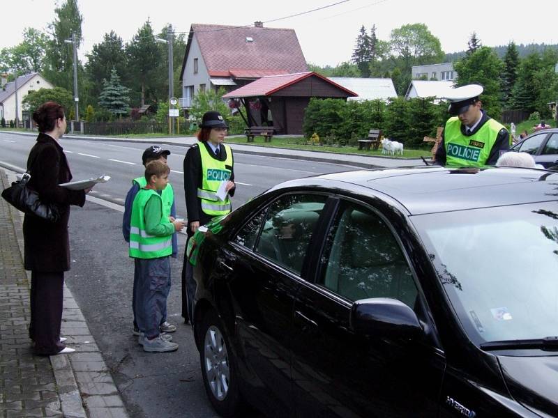 Dětřichovští školáci potěšili vzorné řidiče, dodržující nejvyšší povolenou rychlost v obci, vlastnoručně namalovaným obrázkem usměvavého autíčka.