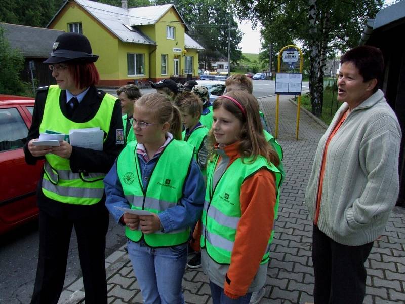 Dětřichovští školáci potěšili vzorné řidiče, dodržující nejvyšší povolenou rychlost v obci, vlastnoručně namalovaným obrázkem usměvavého autíčka.