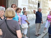 Předseda Klubu Za starý Bruntál Pavel Rapušák provází po městě výletníky. Na snímku s turisty z Dolní Lutyně.