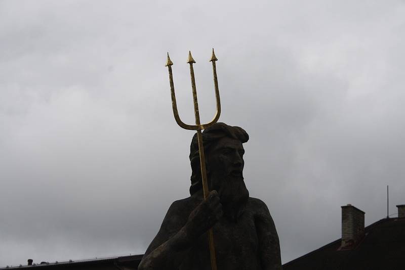 Vládce moří Neptun je dominantou Dvorců. Podle pověsti Dvorečtí sochu zcizili z opuštěného hradu Medlice.