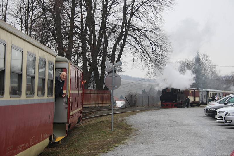 Mimořádná parní jízda s lokomotivou Rešica veřejnosti připomněla, že úplně první jízda se na Osoblažce uskutečnila před 120 lety v prosinci 1898. Originálním suvenýrem z této mimořádné jízdy jsou perníčky s číselným označením Rešicy: U46 002.