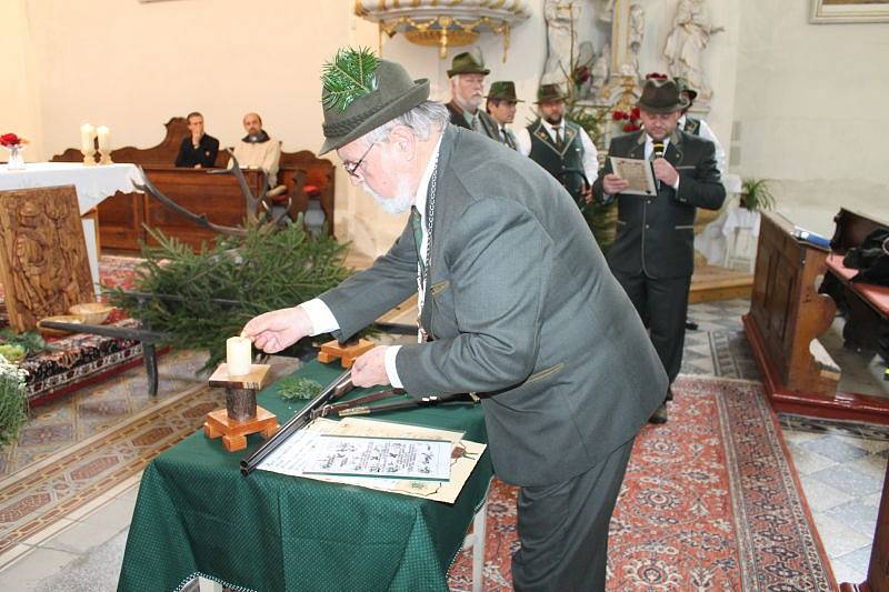 V sobotu 8. října proběhla svatohubertská mše v kostele Nejsvětější trojice v Malé Morávce. Stalo se pravidlem, že na této akci nechybí přehlídka z myslivecké praxe a především ukázka tradic a zvyků. K těm patří i obřad přijímání za myslivce pasováním.