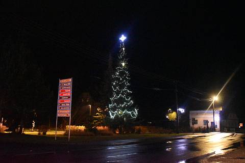 Rozsvícení vánočního stromu v Holčovicích provázel jarmark, pohádky, cimbálová muzika a přeháňky. 26. listopadu 2022