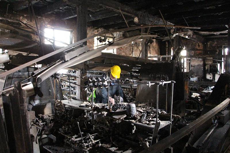 Zkrachovalá textilka Karnola po požáru.