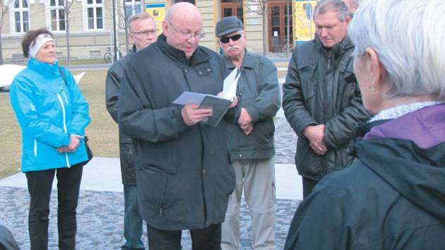 Miloš Rejchrt (uprostřed s knihou) je evangelický farář, který se za normalizace mohl uplatnit pouze jako kotelník. Byl jedním z prvních signatářů Charty 77. U krnovského Památníku obětem válek a násilí ho představila Ludmila Čajanová (vlevo).