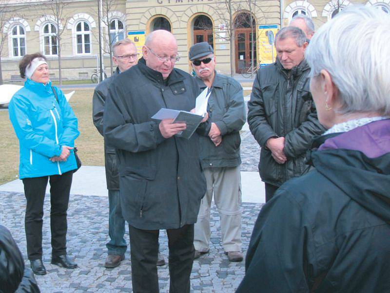 Miloš Rejchrt (uprostřed s knihou) je evangelický farář, který se za normalizace mohl uplatnit pouze jako kotelník. Byl jedním z prvních signatářů Charty 77. U krnovského Památníku obětem válek a násilí ho představila Ludmila Čajanová (vlevo).