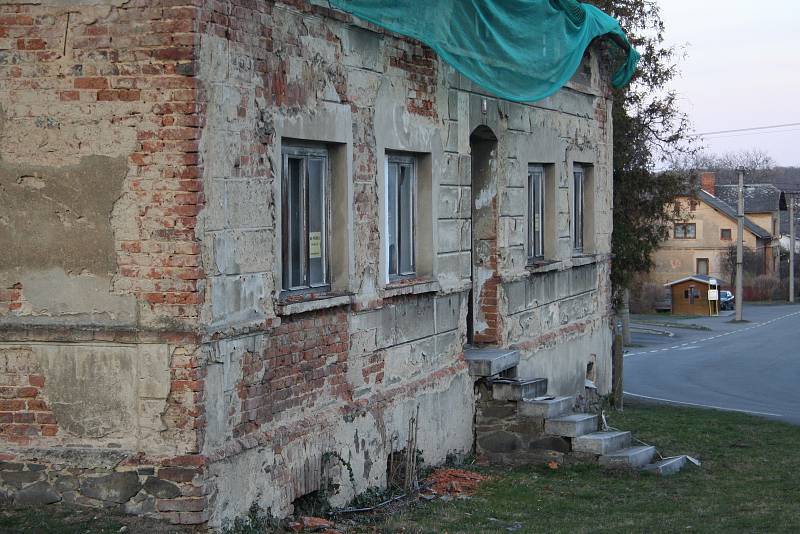 Rodný dům Antonína Blažka sice není uveden na rozcestníku k pamětihodnostem Liptaně, ale stejně ho z televize zná každý. Patřil teroristovi, který v roce 2013 ve Frenštátu výbuchem plynu zničil panelový dům i s lidmi.