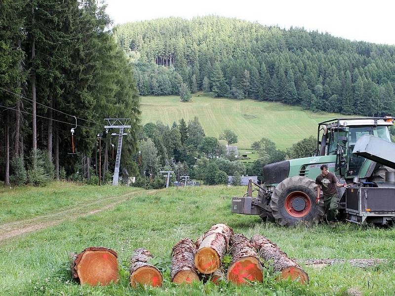 O dvě dvousedačkové a dvě čtyřsedačkové lanovky posilují lyžařské areály v Malé Morávce. Do začátků zimní sezony mají být vleky na svazích Jeseníků hotovy. 