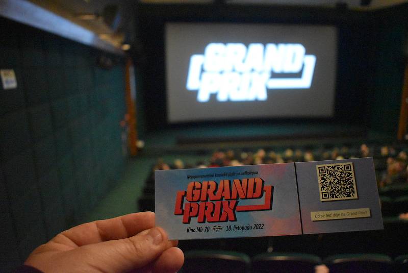 Premiéru filmové komedie Grand Prix ve vyprodaném  krnovském kině uvedl jako svůj celovečerní debut kameraman David Hofmann. Listopad 2022