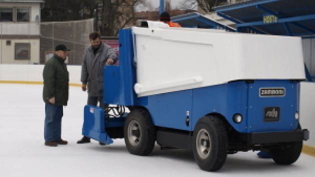 O led na zimním stadionu v Rýmařově se stará nová rolba. Jde o repasovaný stroj od firmy ZAMBONI, model  HDB HYDROSTAT, opatřený vzduchem chlazeným čtyřtaktním, čtyřválcovým zážehovým motorem s ležatými válci Volkswagen 126 A-INDUSTRIE o obsahu 1 600 ccm.