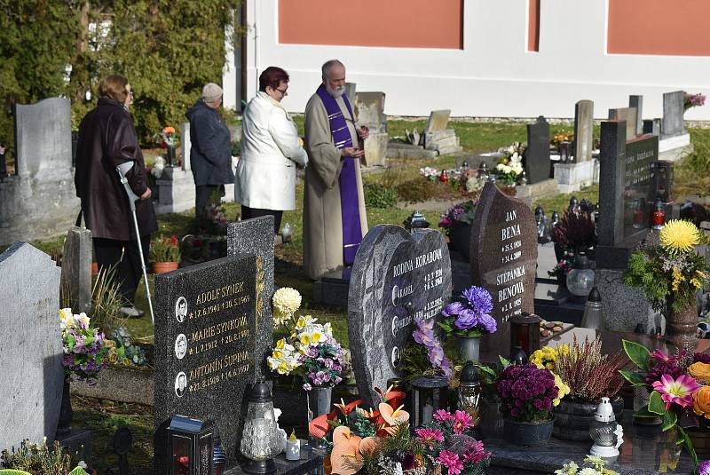 Obřad žehnání hrobů v Holčovicích, listopad 2022.