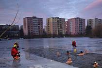 Vánoční otužilecká tradice Bruntálský krystalek je založená na společném plavání v zamrzlém kobylím rybníku. 25. prosince 2022.