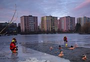 Vánoční otužilecká tradice Bruntálský krystalek je založená na společném plavání v zamrzlém kobylím rybníku. 25. prosince 2022.