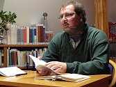 Hejátko při autorském čtení v krnovské knihovně.