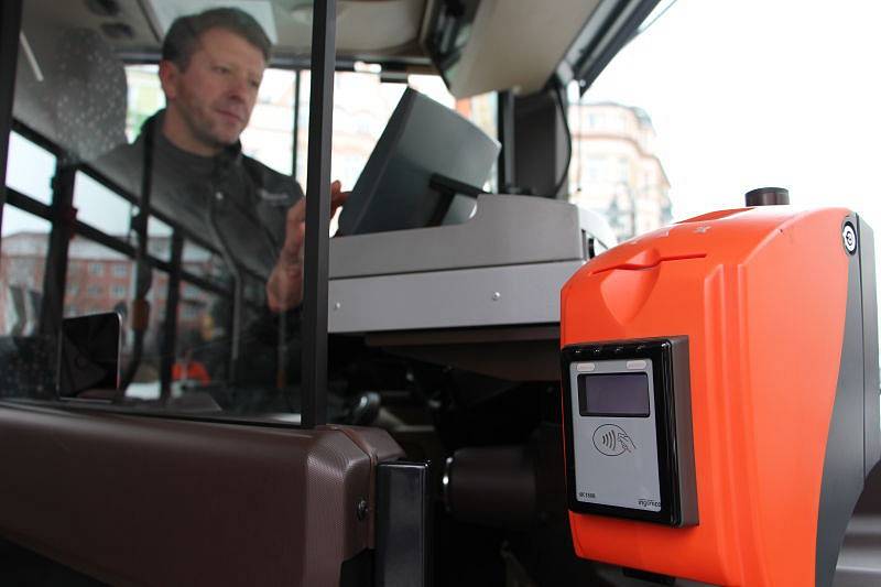 Elektrobus a dva další nízkopodlažní autobusy slavnostně předali ve středu 18. ledna představitelům vedení města zástupci společnosti Arriva Morava, která MHD v Krnově provozuje.