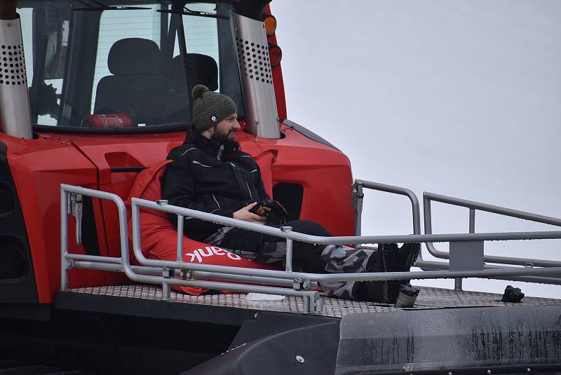 Tažení lyžařů za rolbou je zimní sport známý jako „rolba skijöring“. Děti v Kopřivné této zábavě říkají rolbavláček. Může to být také alternativní doprava lyžařů na kopec, když je  zavřený vlek i lanovka.