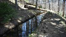 Udělejte si někdy výlet kolem náhonu, který přivádí vodu pro umělý vodopád v Karlově Studánce.