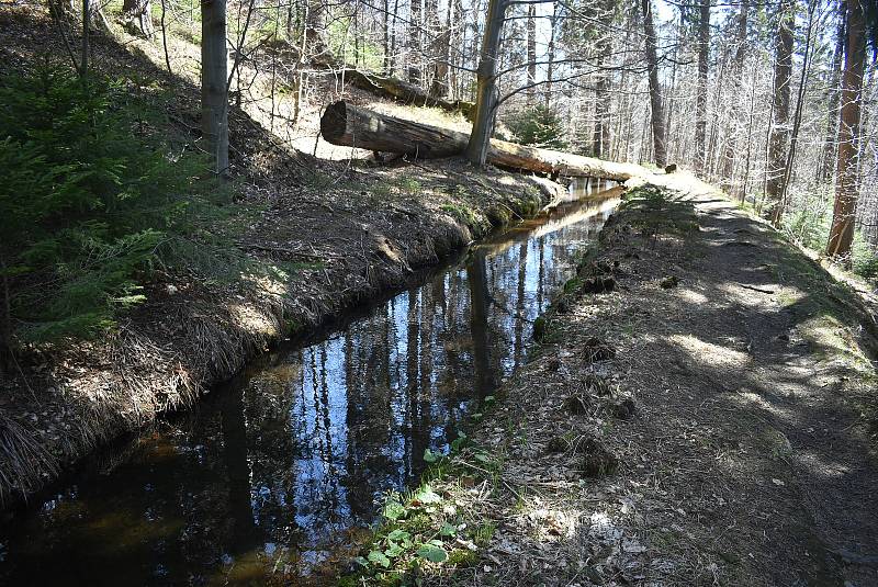 Udělejte si někdy výlet kolem náhonu, který přivádí vodu pro umělý vodopád v Karlově Studánce.