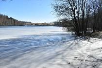 Okolí přehrady Slezská Harta, kde ústí řeka Moravice. Zátoka je ještě místy pokrytá ledem, snímek z března 2021.