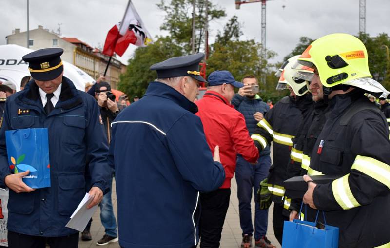 Dobrovolní hasiči z Vrbna pod Pradědem reprezentovali Moravskoslezský kraj v celorepublikové soutěži ve vyprošťování  osob z vraku auta. Foto: Andrea Martínková