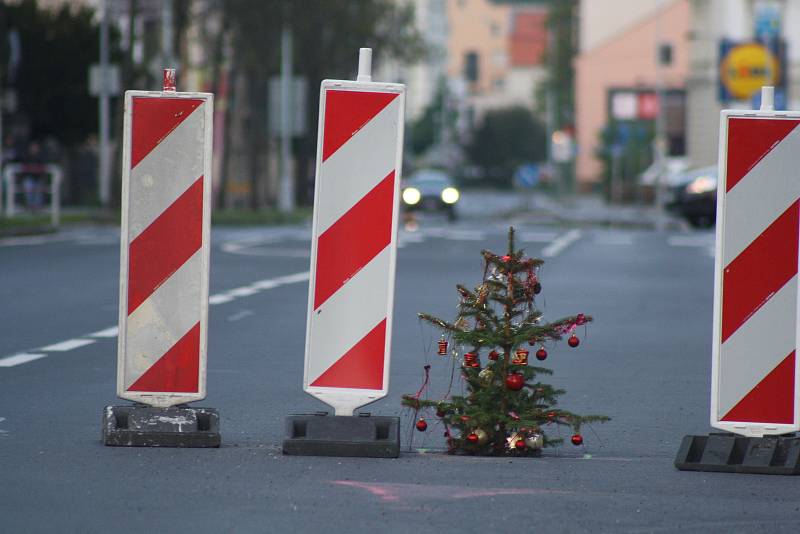 Vánoční stromek našel uplatnění i v květnu. V Krnově přispívá k bezpečnosti silničního provozu tím, že varuje řidiče před propadlým kanálem.