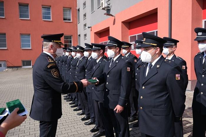 Letos je předávání medailí hasičkám a hasičům HZS MSK komornější – jen podle okresů a bez diváků. Zde opavští hasiči.