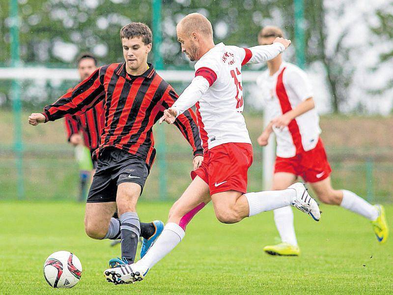 Fotbalistům Krásných Louček (v pruhovaném) po podzimní části I.A třídy patří v tabulce předposlední místo.