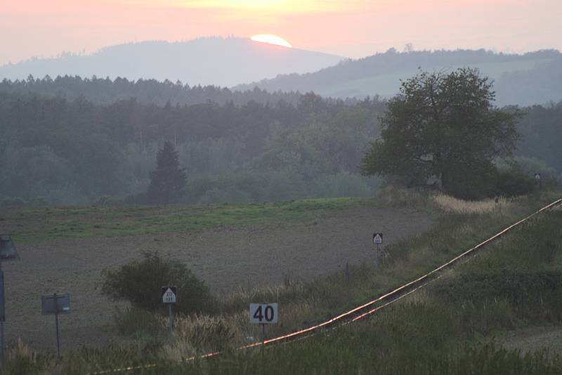 STRAŠIDLA přijela do Slezských Rudoltic parním vlakem v posledních paprscích zapadajícího slunce.