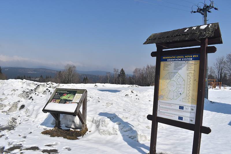 Dolní Moravice leží pod hřebeny Jeseníků. Kromě 388 místních obyvatel zde potkáte také spoustu chatařů, chalupářů a turistů.