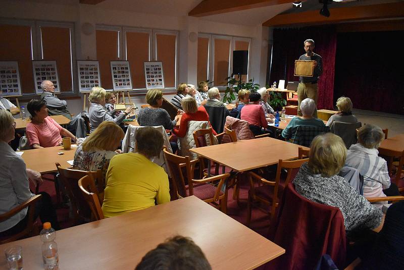 Aktivní senioři se ve Vrbně pod Pradědem schází na akcích univerzity třetího věku. Jan Gemela je pozval na exkurzi do světa včel, kvasinek, medu a alkoholu. 6. října 2022