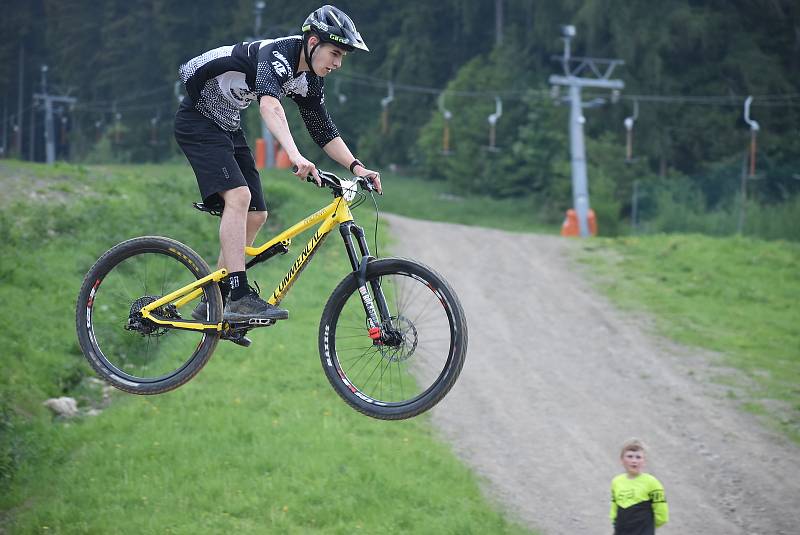 Bikepark Kopřivná v Jeseníkách pojal zahájení sezony jako zábavnou show pro celou rodinu.