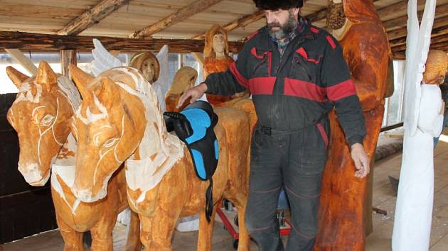 Největší dřevěný vyřezávaný betlém na světě mohou lidé vidět v Pradědově galerii U Halouzků v Jiříkově na Bruntálsku. Držitel rekordu, řezbář Jiří Halouzka, každý rok do betléma přidá několik soch. Letos vyřezal třiadvacet figur slonů a koní.