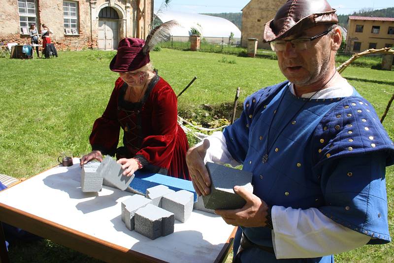 Společenství severských pánů vyrobilio několik vynálezů podle plánů Leonarda da Vinci. Návštěvníkům zámku v Hošťálkovech v sobotu 18. května vysvětlili, jak fungují.