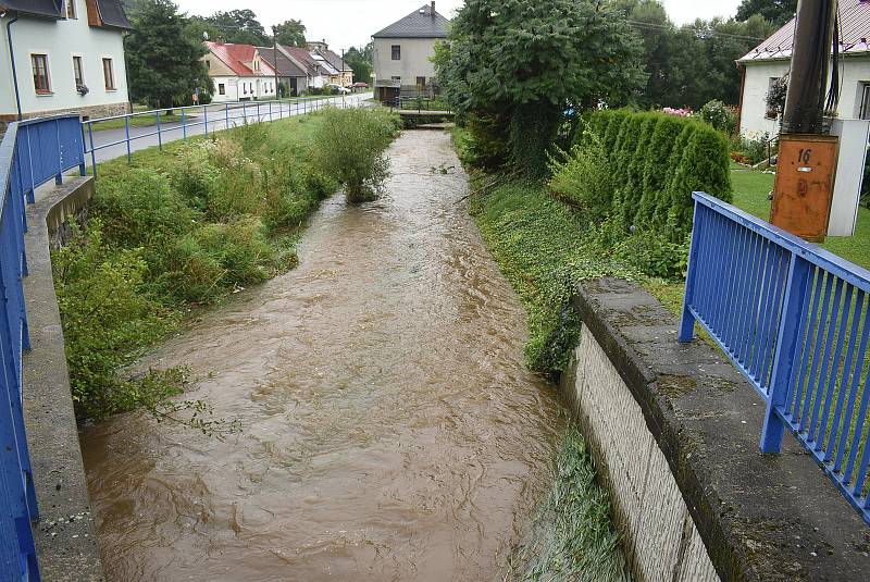 Rozvodněný potok Krasovka v Radimi, středa 19. srpna 2020.