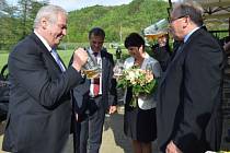 Prezident Miloš Zeman si v Hanušovicích připil pivem s předsedou představenstva pivovaru Holba a pak odepsal nápad na vybudování tunelu pod Červenohorským sedlem.