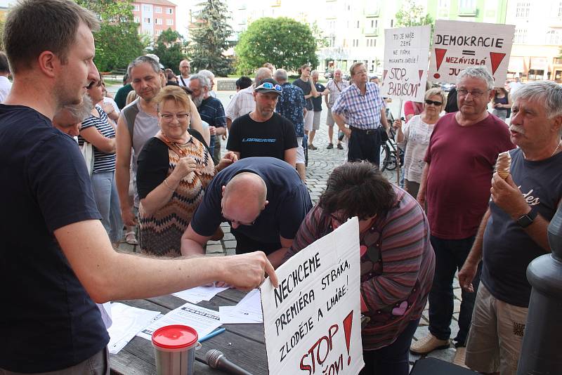 Demonstrace za nezávislou justici a proti vládě 11. června v Krnově.