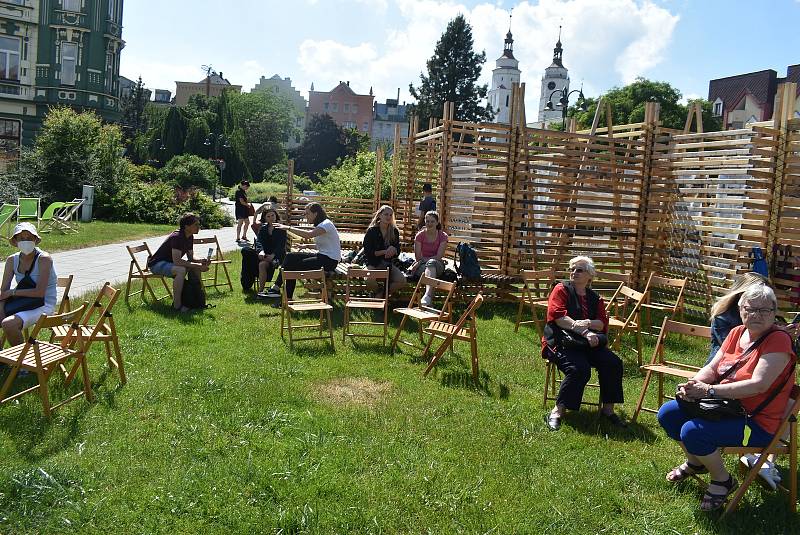 Festival Landscape hravou formou nabízí  Krnovanům zamyšlení nad městem a jeho funkcemi. Veřejné prostory oživily výstavy a umělecké instalace.