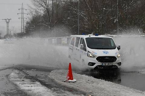Řidiči sanitek krnovské nemocnice využili extrémního počasí a vyrazili do Ostravy nacvičovat smyky na sněhu, 2. prosince 2023. Zdroj: SZZ Krnov