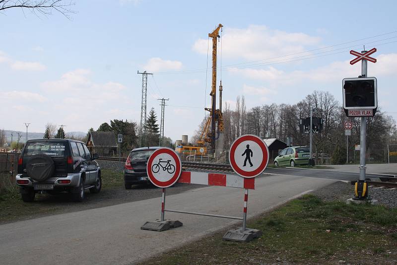 Stavba obchvatu Krnova se dostala do nejcitlivějšího úseku. Prochází ochranným pásmem krnovské vodárny a prameniště a současně překonává řeku Opavici.