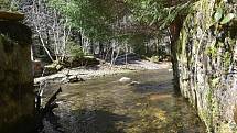 Udělejte si někdy výlet kolem náhonu, který přivádí vodu pro umělý vodopád v Karlově Studánce.