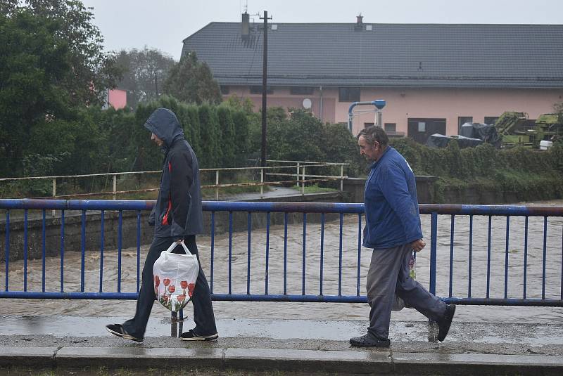 Situace na Osoblažsku je specifická tím, že se rozvodnila nejen řeka Osoblaha, ale i drobné potůčky a příkopy. Voda se valí po polních a lesních cestách a vytváří laguny.