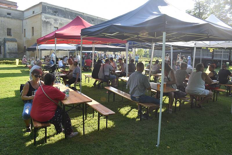 Slezské Rudoltice 14. 8. 2021. Po dožínkové modlitbě v zámecké kapli následovala zábava v zámeckém parku.