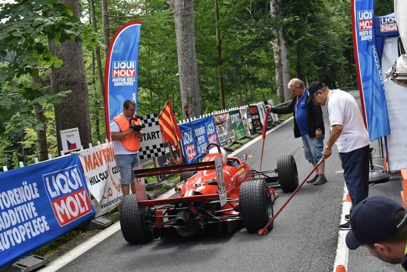 Ozdobou letošního ročníku závodů automobilů do vrchu ve Vrbně pod Pradědem byla Miss Czech Republic 2020, zdejší rodačka, Karolína Kopíncová.