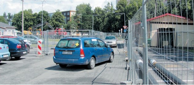 Omezení dopravy. Vjezd do nemocnice Krnov je krátkodobě veden objížďkou vpravo kolem uzávěrky. Také možnost zaparkovat vozidlo na parkovišti před nemocnicí je nyní omezena.