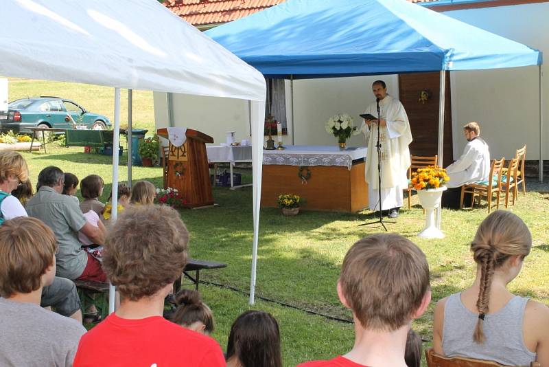 Křížovou cestou proudili na svátek svaté Anny ke stejnojmennému kostelu na Annabergu nad Andělskou Horou poutníci, aby si vyslechli mši svatou duchovního správce Marka Žukowského. 