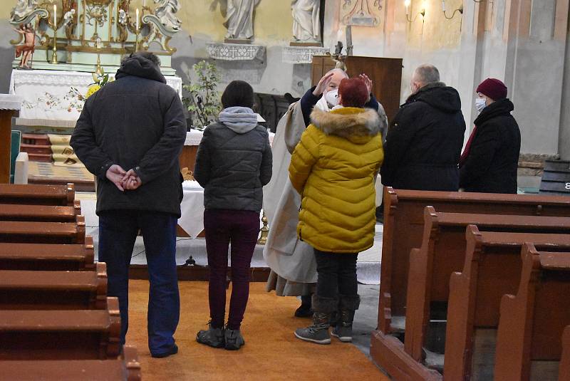 Farníci v Holčovicích přijali svátost pomazání nemocných. Dříve se jí říkalo poslední pomazání. Následovalo svěcení svíček hromniček.