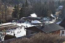 Ski areál Kopřivná v Jeseníkách má dostatek technického sněhu, ale lyžařů sem přijíždí méně než v předchozích letech. 11. ledna 2023.